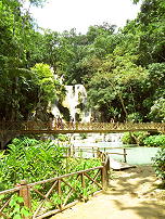 Brücke vor dem großen Wasserfall